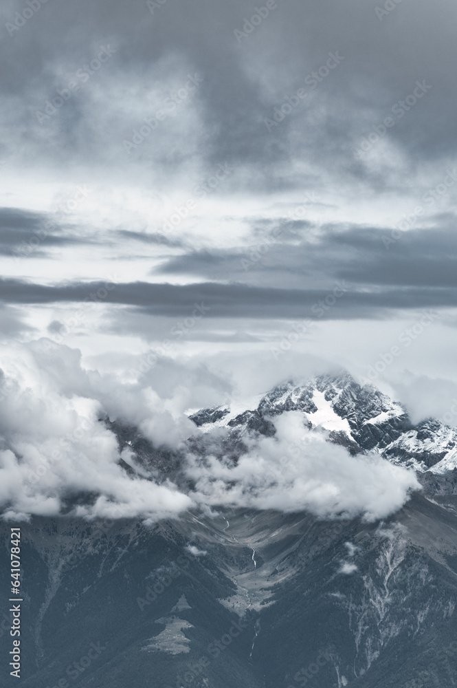 Gray mountain vertical landscape com clouds