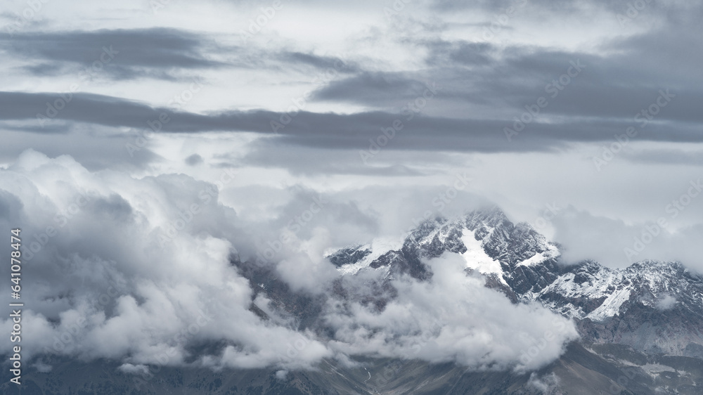Gray mountain landscape com clouds