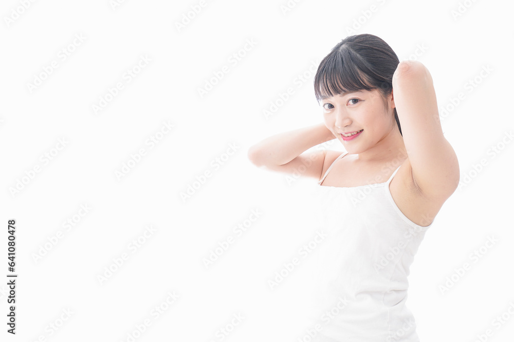 ヘアケアをする若い女性