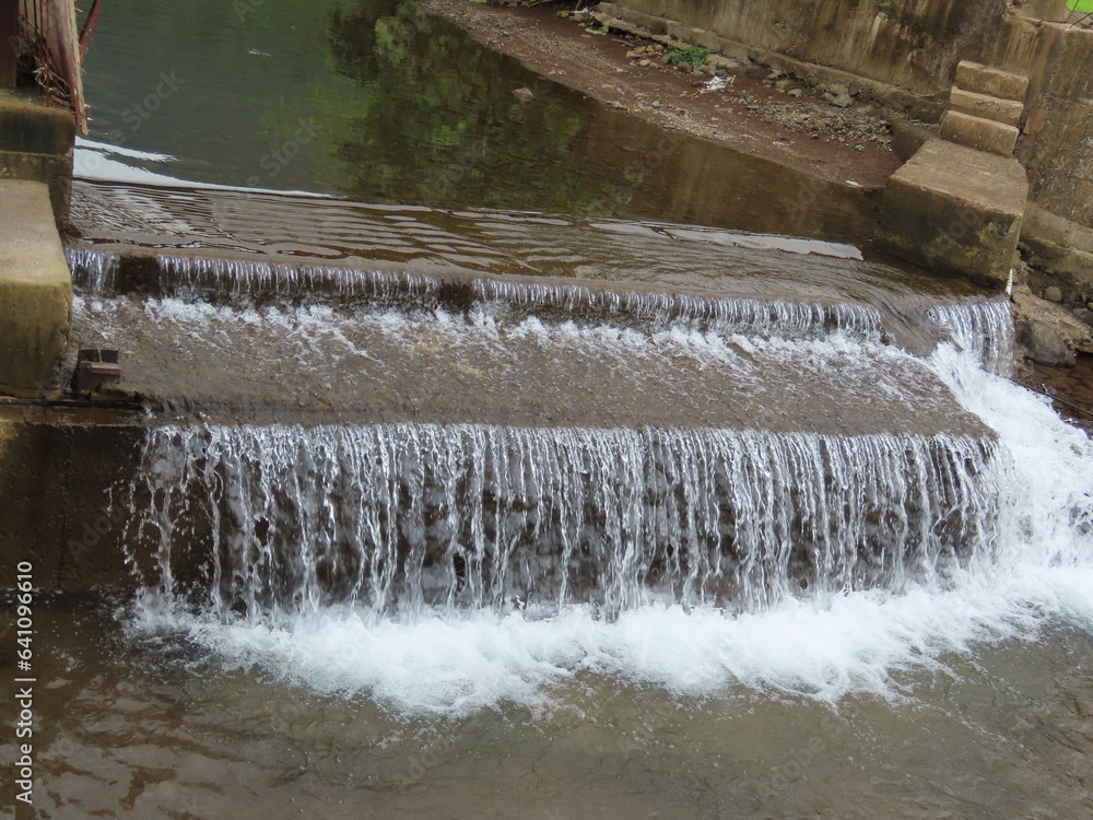 Obraz premium water flowing from a waterfall
