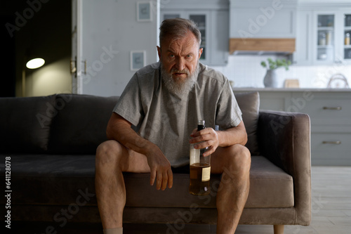 Photo Drunk senior man looking at camera with angry rage emotion on face