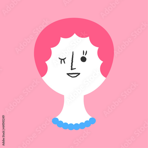 ネックレスを付けたショートヘアの女性