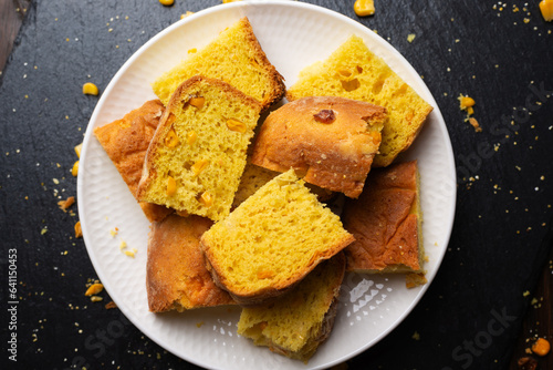 Obraz na płótnie Homemade cornbread slices on white dish flat lay view w salonie