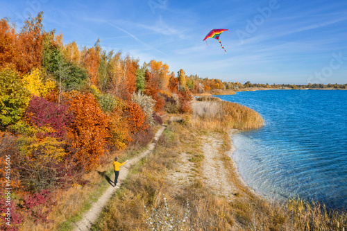 Tableau sur toile Drachen steigen lassen im Herbst am See