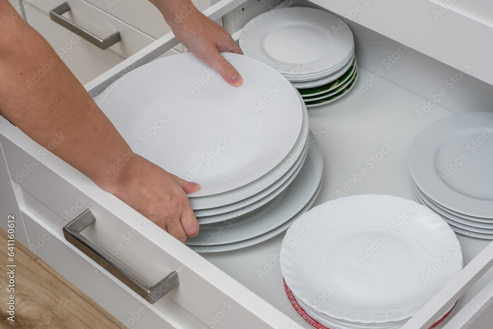 Naczynia kuchenne białe talerze odkładane do szuflady - obrazy, fototapety, plakaty 