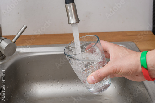 Nalewać wodę z kranu do szklanki 