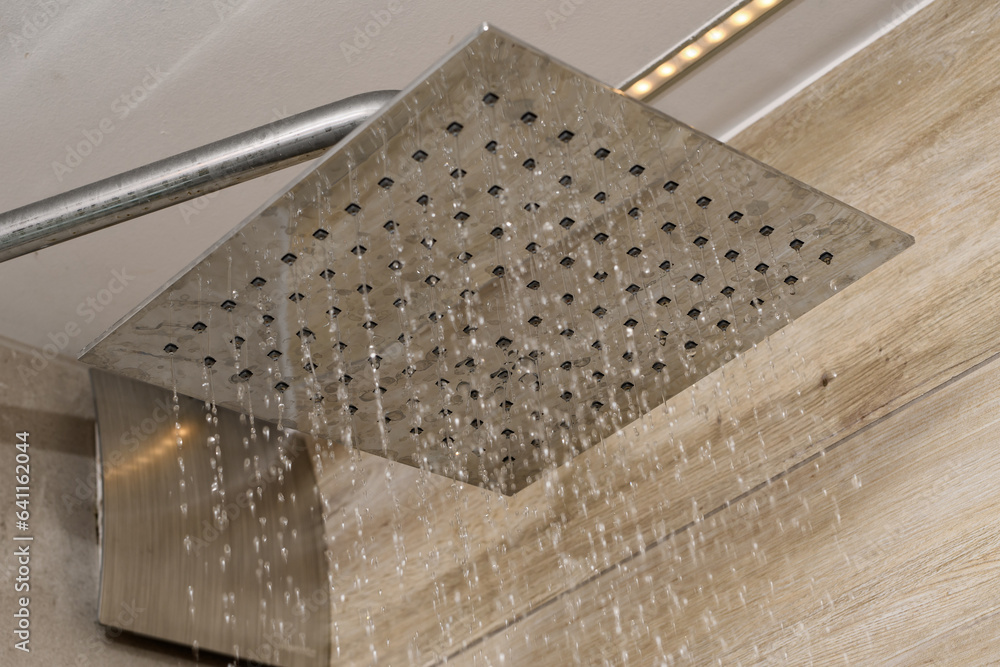 Prysznic kwadratowa deszczownica z odkręconą wodą  - obrazy, fototapety, plakaty 