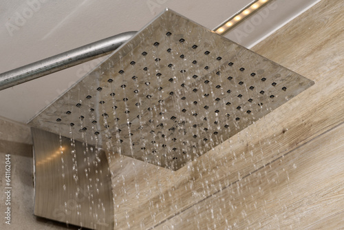 Prysznic kwadratowa deszczownica z odkręconą wodą 