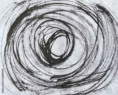 和風の背景素材の墨で描いた円形の渦模様、墨で描いたアートな模様、和紙に墨絵の壁紙、手描きの模様