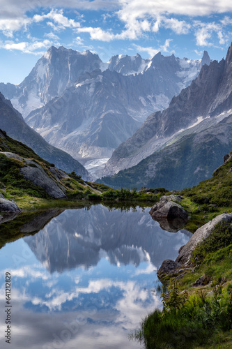 Fototapeta Naklejka Na Ścianę i Meble -  Paysage de montagne dans le massif du Mont-Blanc autour du lac Blanc dans le département de la Haute-Savoie en France en été