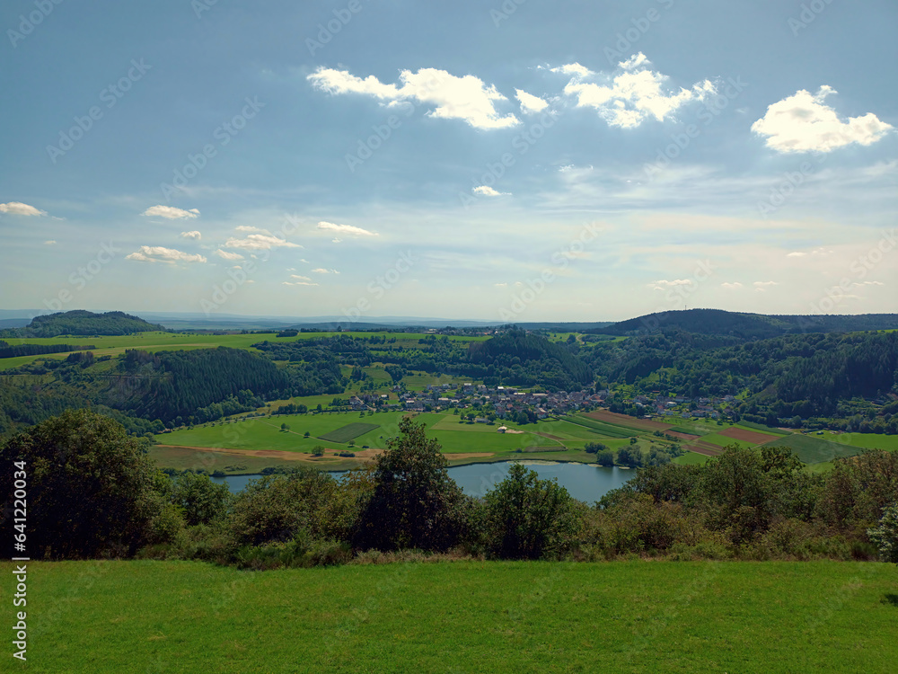 Blick von der Aussichtsplattform Landesblick Meerfelder Maar auf das Maar in der Vulkaneifel im Landkreis Bernkastel-Wittlich. Aussicht von den Wanderwegen VulkaMaar-Pfad und Lavaweg Deudesfeld.