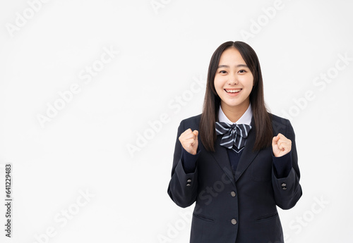 黒髪ストレートヘアの制服を着た女子高校生のポートレート/ガッツポーズ/スタジオ撮影白背景