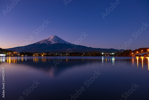 河口湖に映る逆さ富士、幻想的な空のグラデーション　山梨県富士河口湖町にて