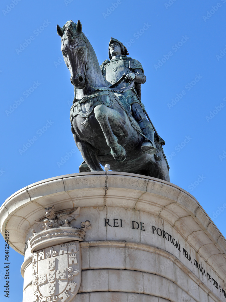 Obraz premium A bronze equestrian statue of King John I (Dom João I) (1357–1433) in the Square of the Fig Tree (Praça da Figueira)