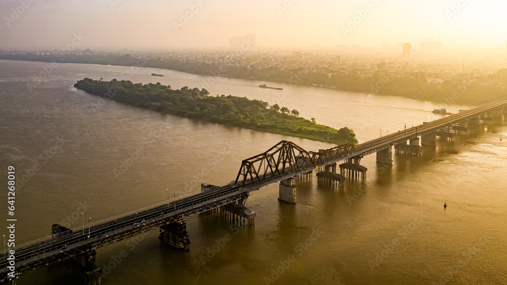 Obraz premium Sunrise on Long Bien bridge, Ha Noi capital, Vietnam. Photo taken on 15th August, 2023.