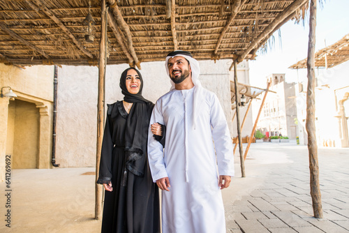 Canvas Print Middle eastern couple of lovers wearing traditional emirati clothing dating outd