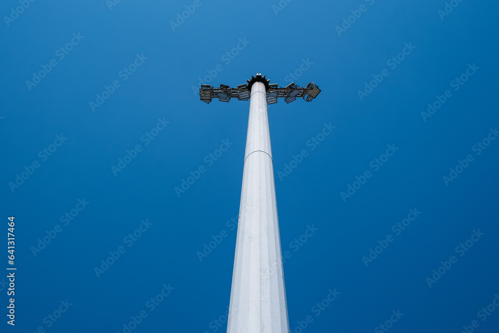 Un poteau d'éclairage de stade de sport vue en contre-plongée sur fond de ciel bleu Un poteau d'éclairage de stade de sport vue en contre-plongée sur fond de ciel bleu