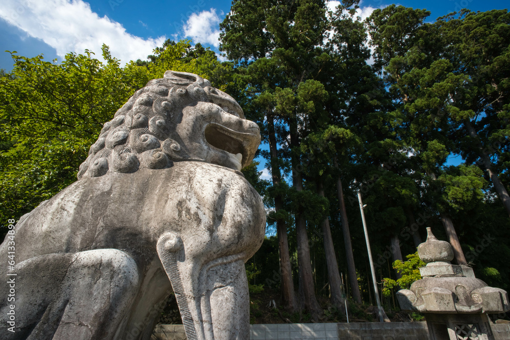 福井 平泉寺に鎮座する狛犬と夏の情景