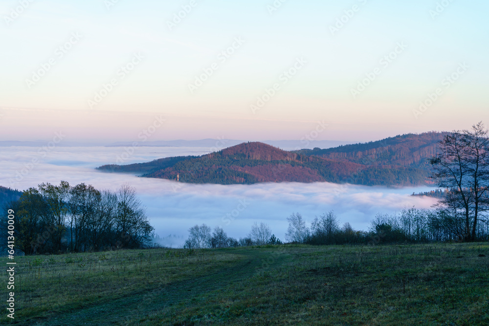 Góry we mgle, szlak hiking.
