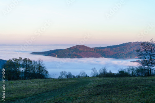 Góry we mgle, szlak hiking. 