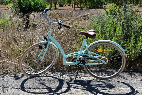 Bicicleta clásica en camino rural.
