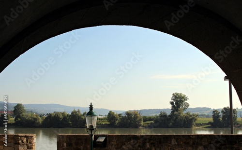 Panoramablick über die Donau bei Ybbs und Stadtansicht mit Kirche von Ybbs.
