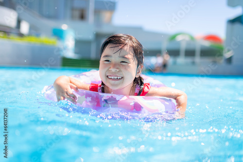 Naklejka 夏休みにプールで遊ぶ女の子