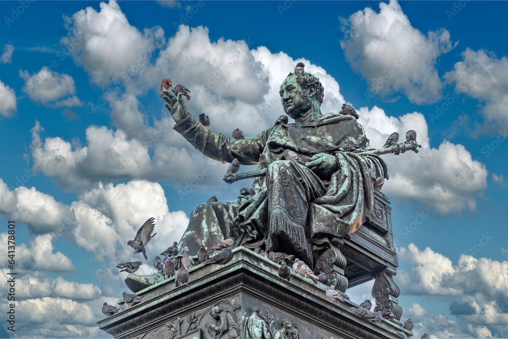 Statue des sitzenden Maximilian I. Joseph, dem ersten könig von Bayern auf dem Max-Joseph Platz in der Müncher Altstadt mit Tauben Statue des sitzenden Maximilian I. Joseph, dem ersten könig von Bayern auf dem Max-Joseph Platz in der Müncher Altstadt mit Tauben