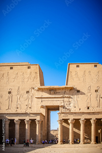 El templo de edfu es un antiguo templo egipcio ubicado en la orilla oeste de nile. photo