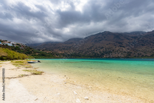 Fototapeta Naklejka Na Ścianę i Meble -  Pocztówka z podróży, krajobraz z woda, urlop i zwiedzanie greckiej wyspy Kreta, Grecja
