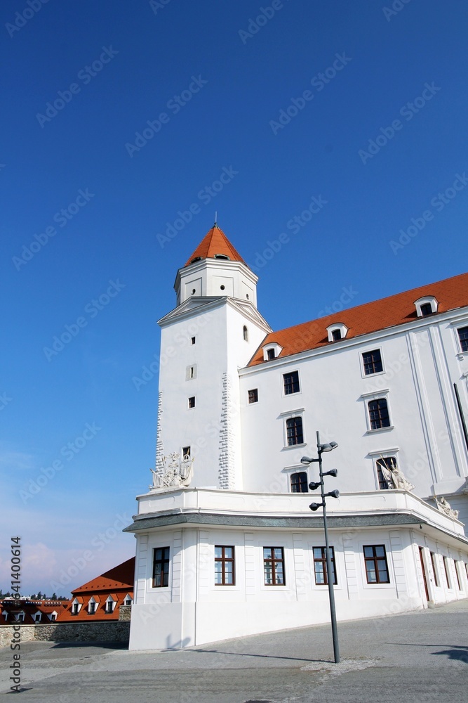 Die Burg  und das Parlament von Bratislava.