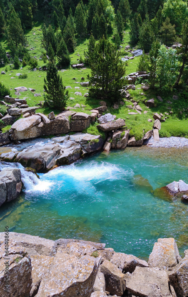 Naklejka premium Río en el Parque Nacional de Ordesa y Monte Perdido, España