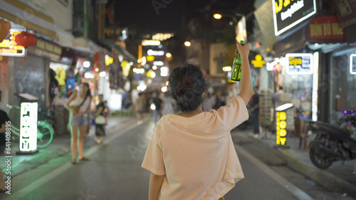 Fotografía Drunk alcoholic woman Asian Vietnamese woman travel at night, drinking beer in market
