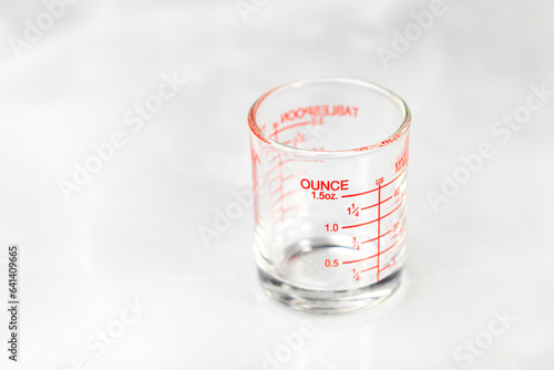 Cuadro en lienzo glass measuring cup or dosage cup with ounce measurements displayed