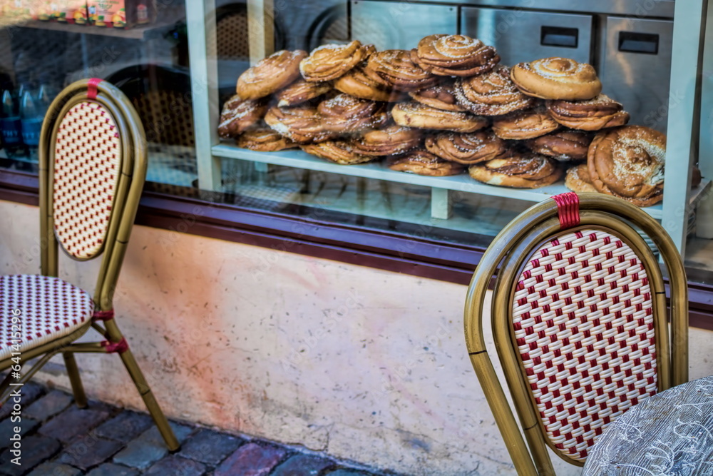 göteborg, schweden - cafetische mit canelbullar im schaufenster