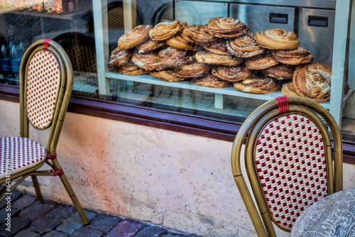 Obraz na płótnie göteborg, schweden - cafetische mit canelbullar im schaufenster w salonie