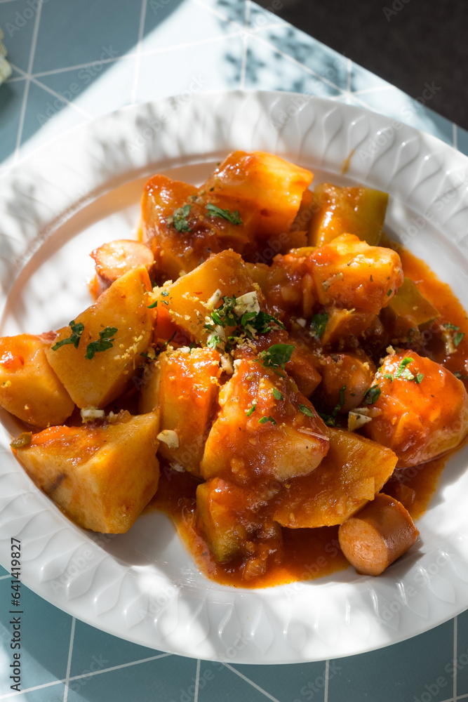 Patatas guisadas con salsa de tomates Patatas guisadas con salsa de tomates