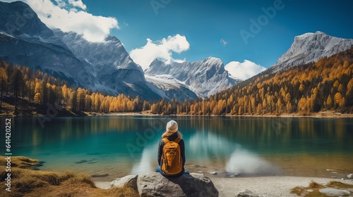 Foto Travelers couple look at the mountain lake