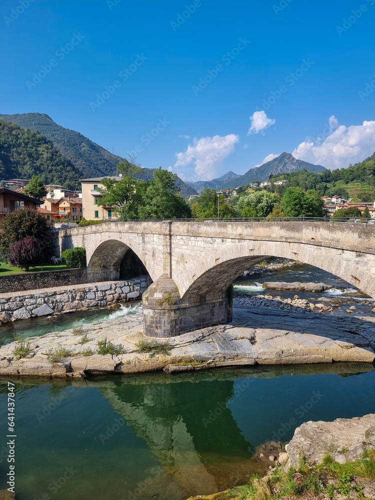 ponte sul fiume brembo