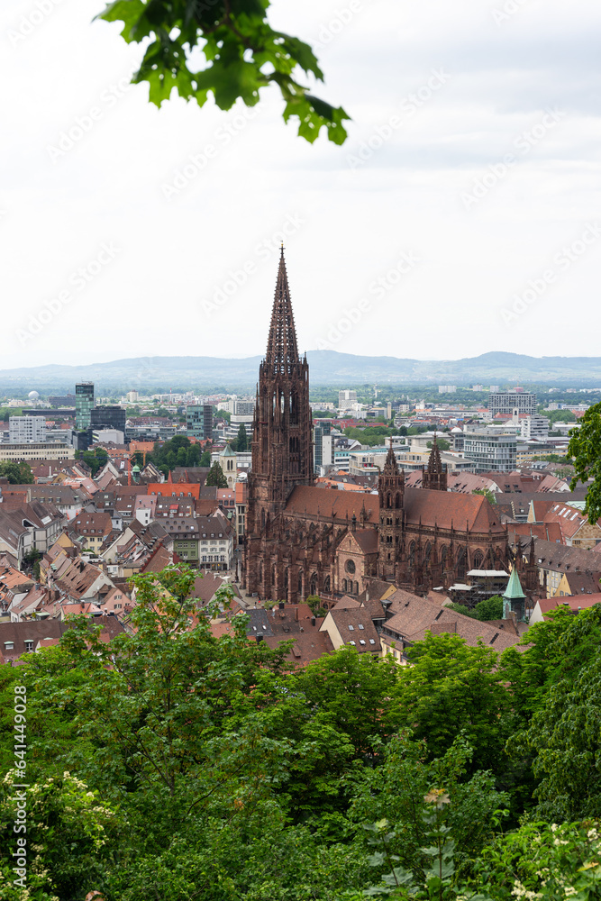 Aussicht auf Freiburger Münster vom Kanonenplatz in Freiburg im Breisgau in Baden-Württemberg in Deutschland