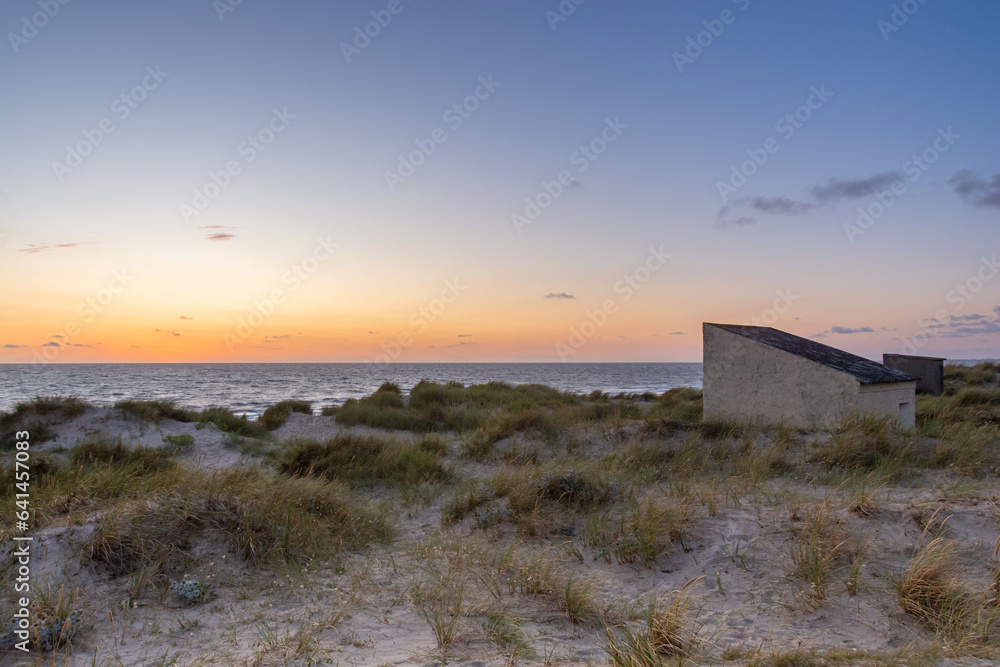 moment paisible au coucher du soleil dans les dunes du cotentin