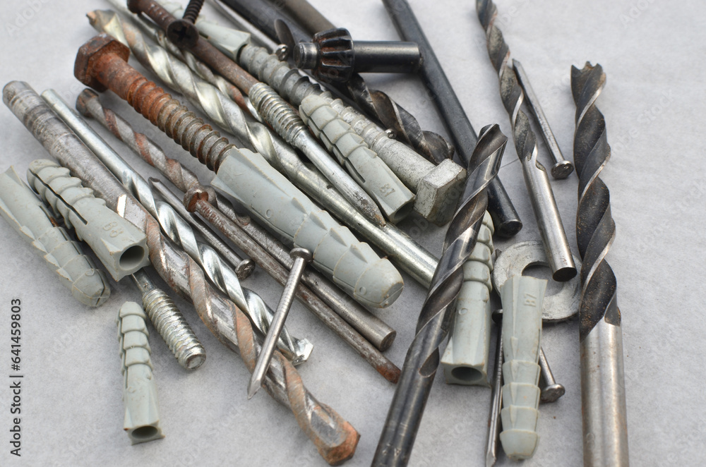 Close-up of drill bits with screws ready for work, representing efficiency in construction. Set of close-up drills, perfect for representing precise work in the field of construction. Close-up of drill bits with screws ready for work, representing efficiency in construction. Set of close-up drills, perfect for representing precise work in the field of construction.