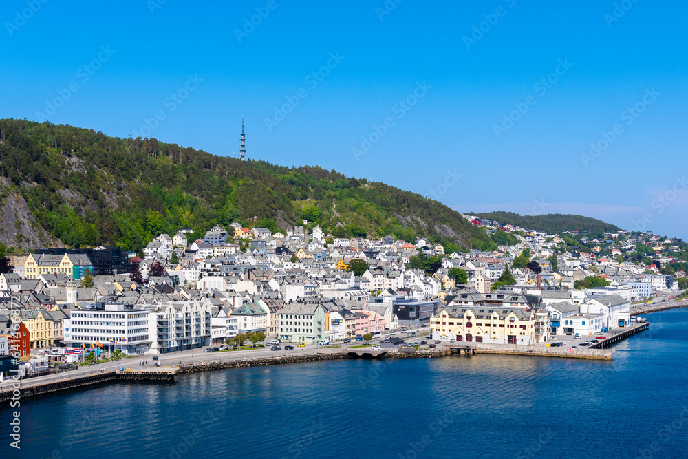 Alesund, Norwegen – 17.06.2023 – ist eine Hafenstadt an der Westküste Norwegens und liegt am Eingang zum Geirangerfjord