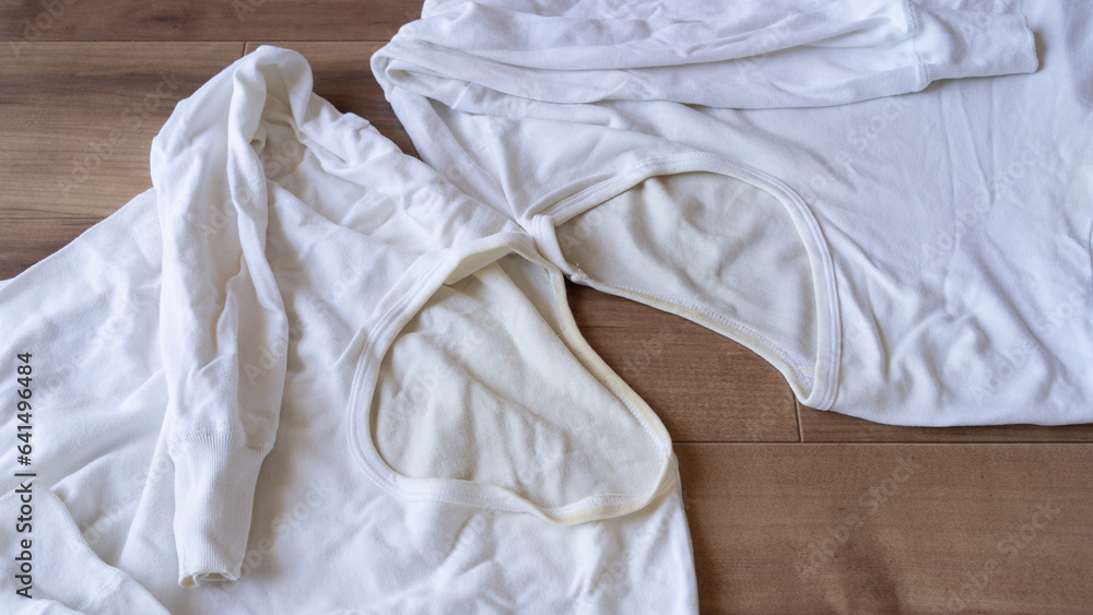 Obraz premium 白いシャツ(アンダーウェア)の首まわりの汚れ