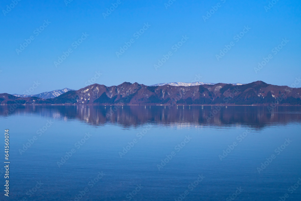 冬の田沢湖、飛び立つ白鳥