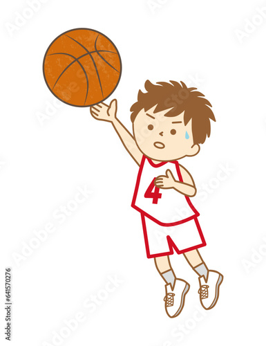 ユニフォーム姿でバスケットボールの試合でシュートをする男の子