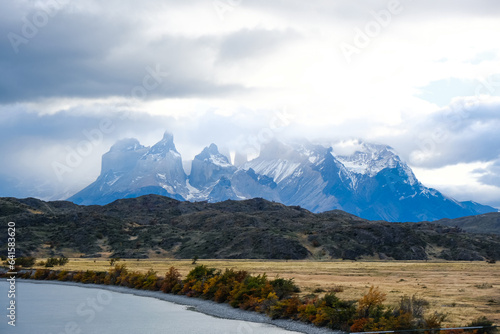 La majestuosidad de los Cuernos del Paine en un día nublado