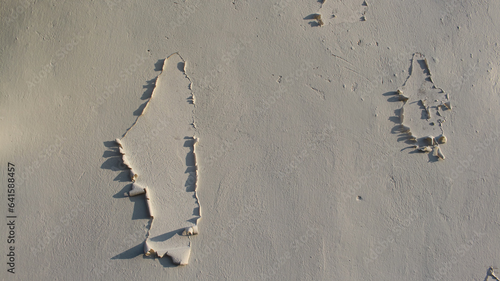 Naklejka premium Background and texture of an outdoor wall paint that has peeled off due to age and weather.