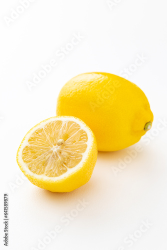 白背景にみずみずしいレモン