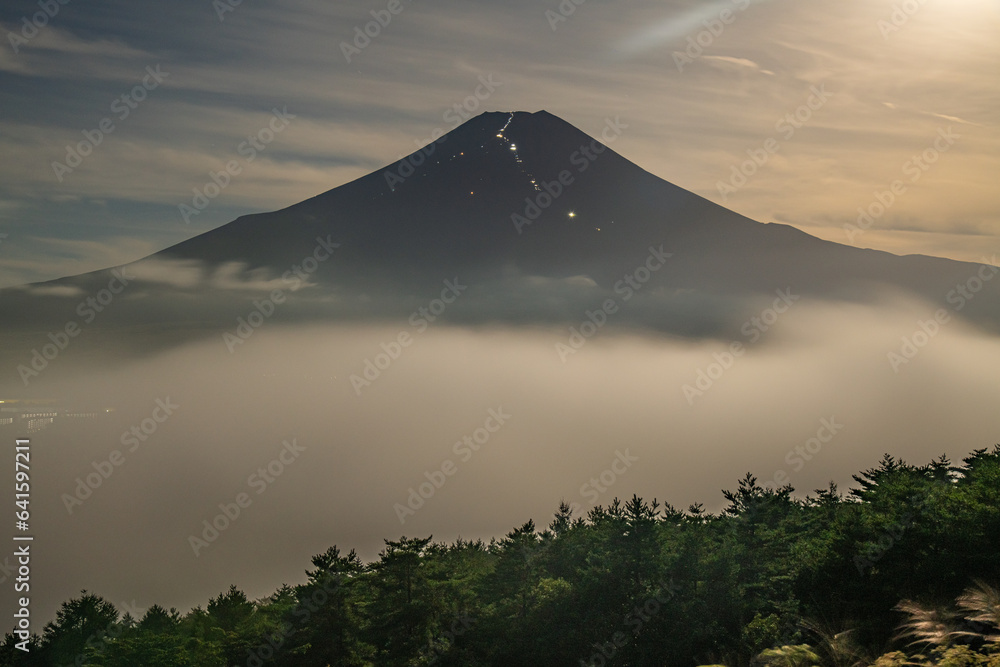 忍野村から富士山と雲海